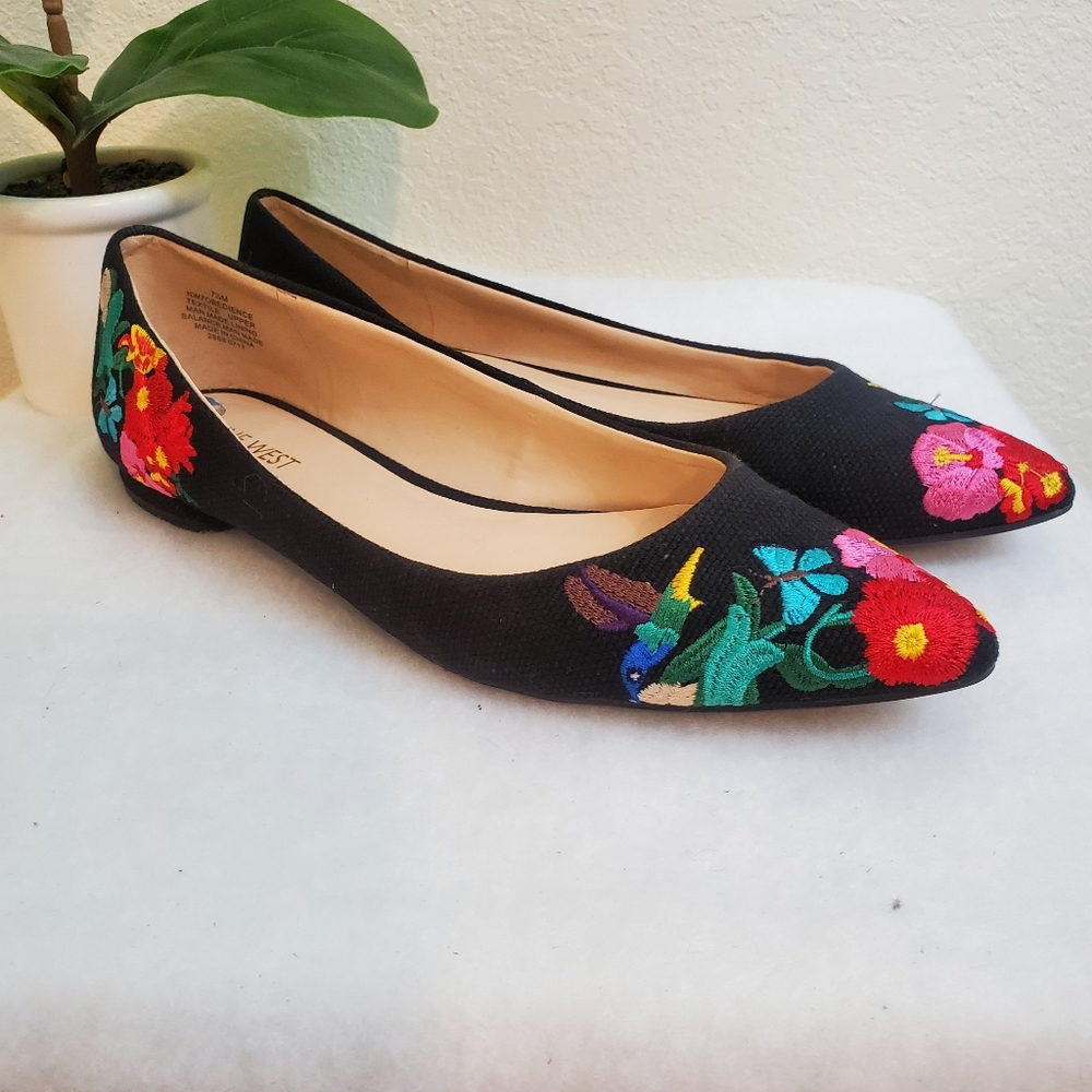 Nine West Black flates with embroidered flowers! Size 7.5.